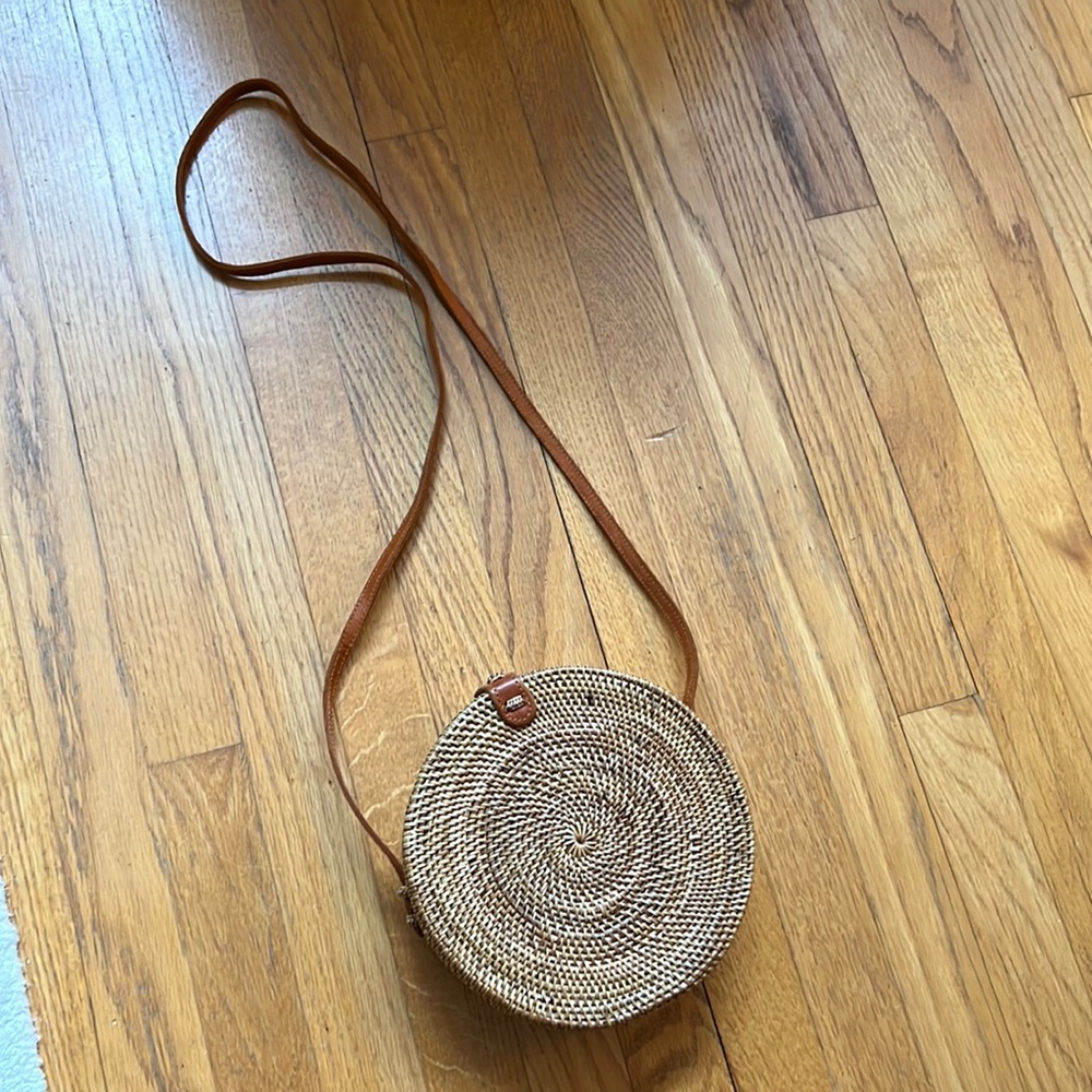 Circle wicker crossbody